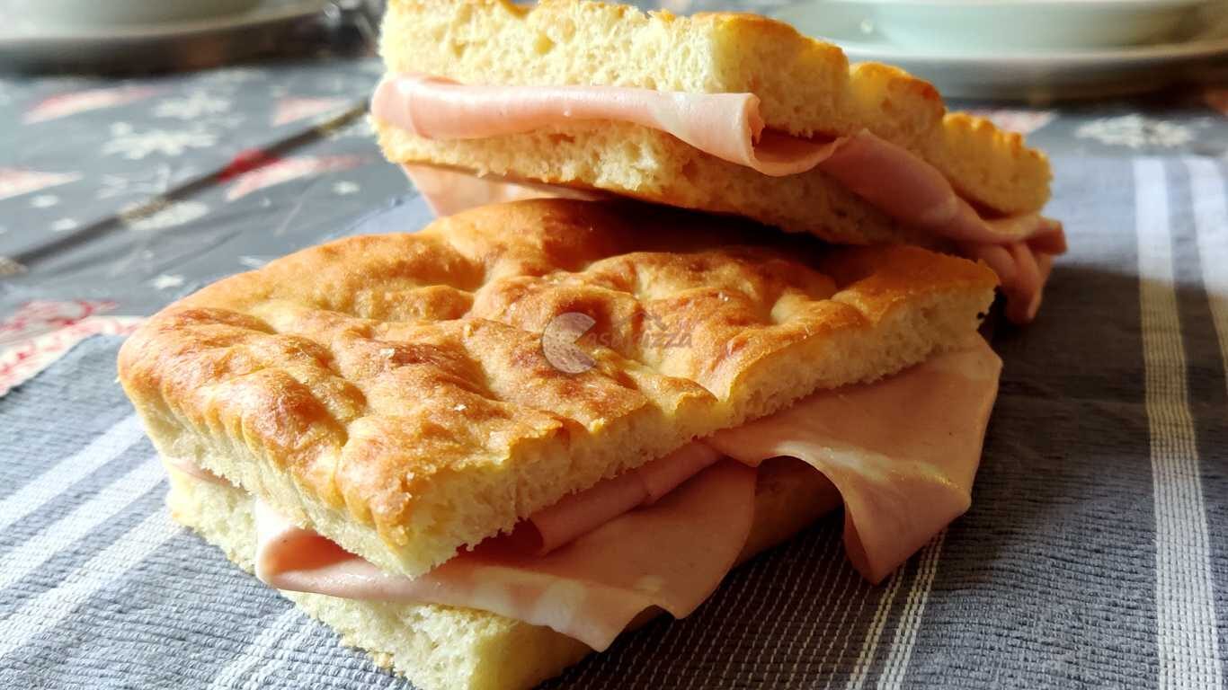 Focaccia con mortadella