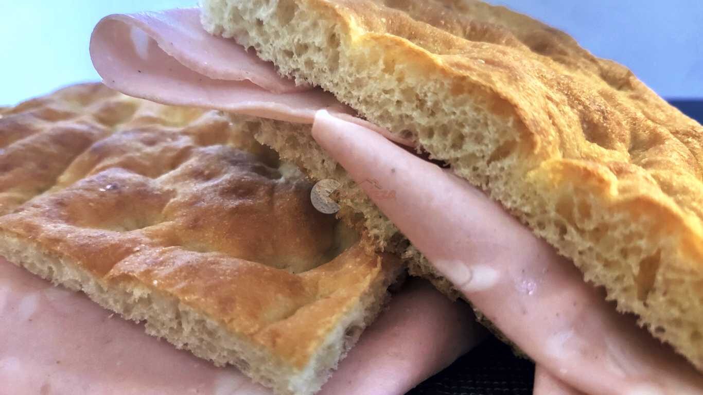 Focaccia con mortadella